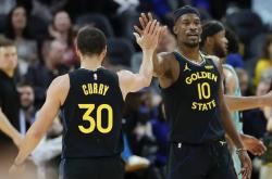 开云体育-包含马刺轻取南韩男篮，库里三分雨点燃全场的词条