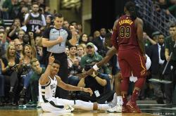 开云体育入口-雄鹿绝杀凯尔特人，浓眉哥统治全场