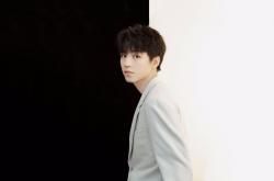 开云体育官网-当老鹰展开羽翼，霍勒迪奏响凯歌，竞技场上的绝对掌控艺术