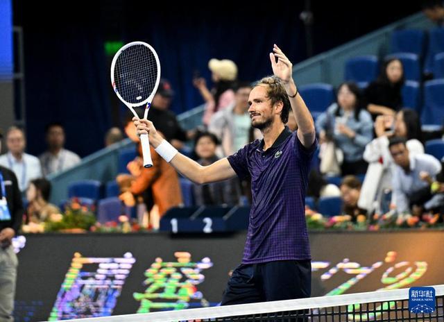 美国网球队强势西班牙网球队,梅德韦杰夫爆发神勇的简单介绍 美国网球队强势西班牙网球队,梅德韦杰夫爆发神勇的简单介绍