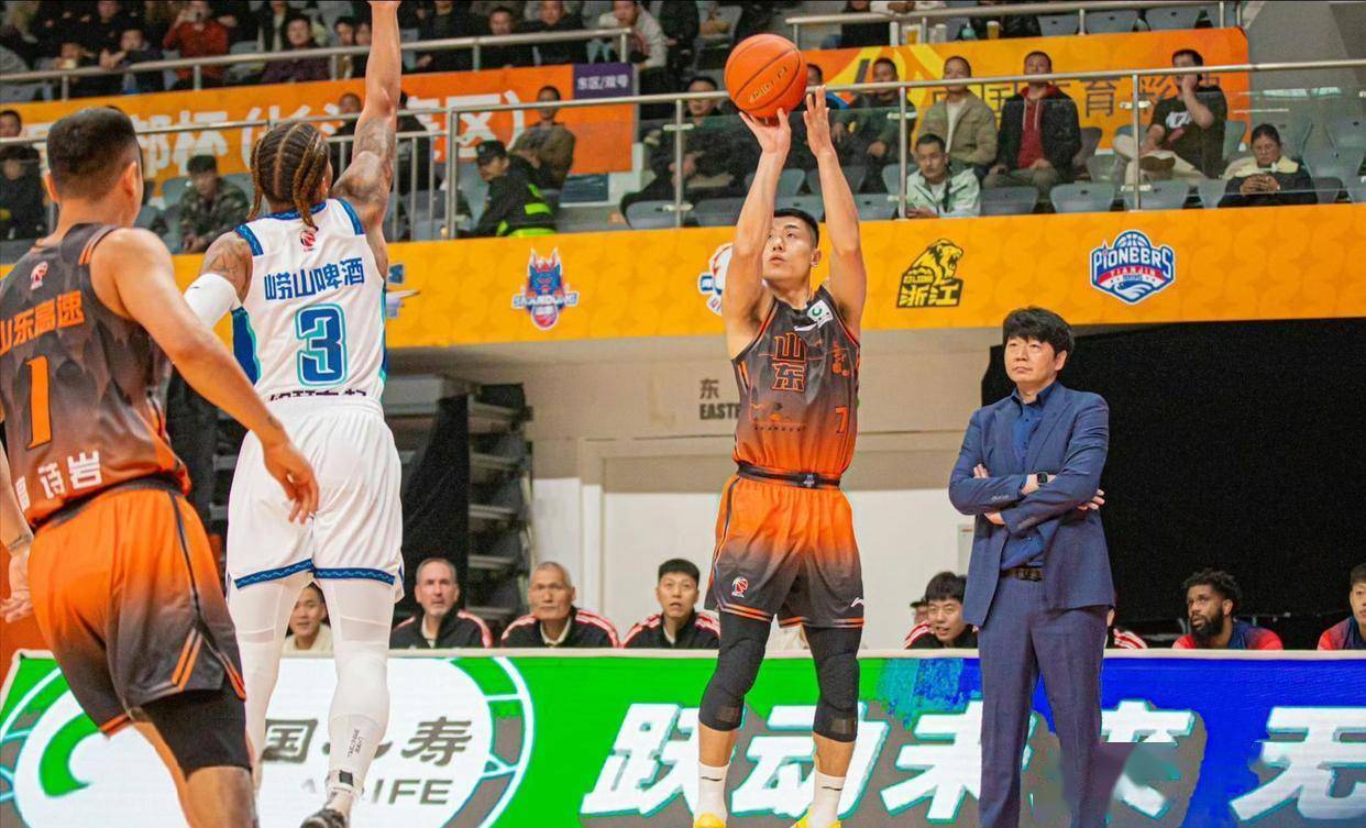 太阳横扫76人，高诗岩关键制胜