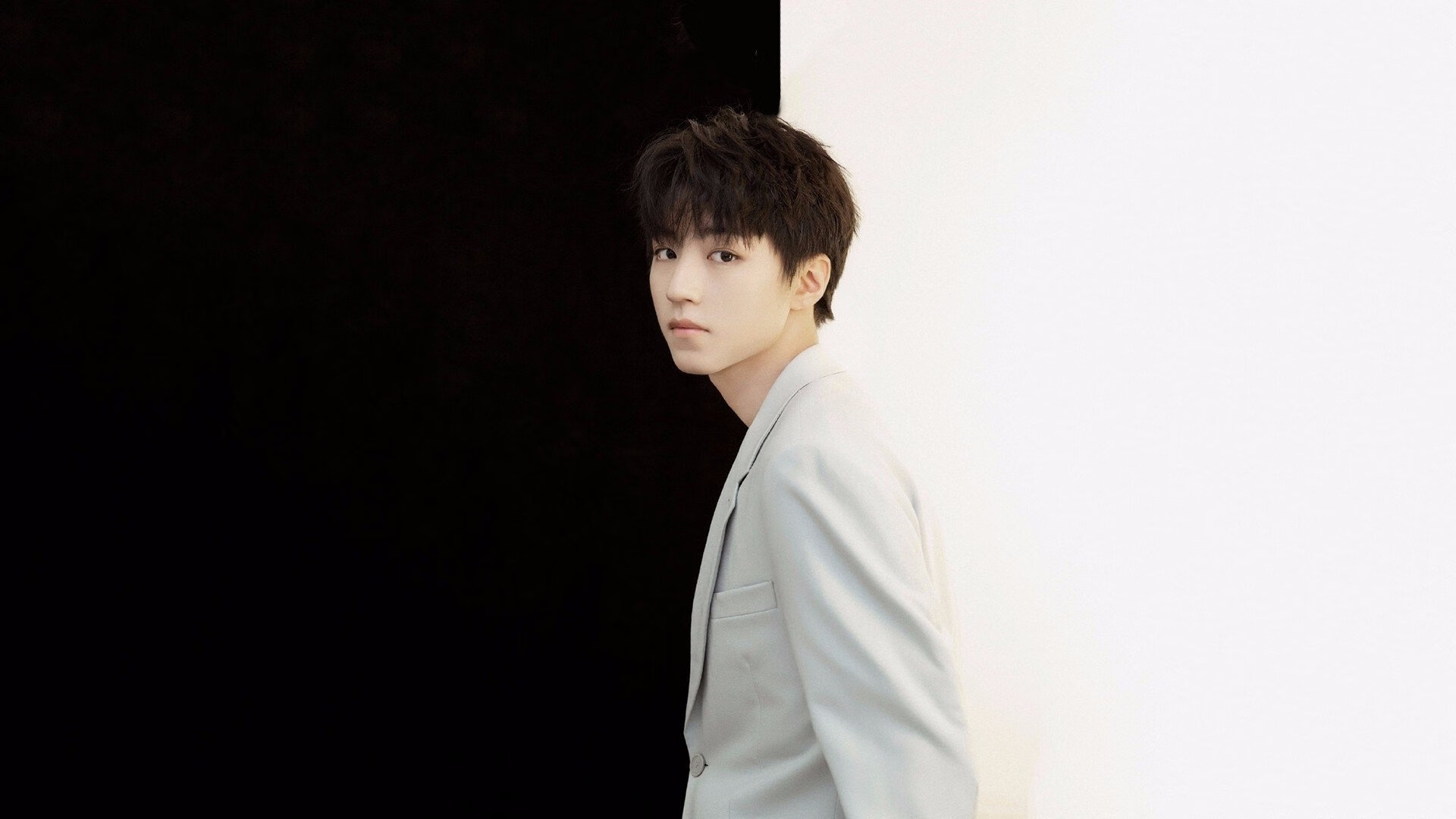 当老鹰展开羽翼，霍勒迪奏响凯歌，竞技场上的绝对掌控艺术